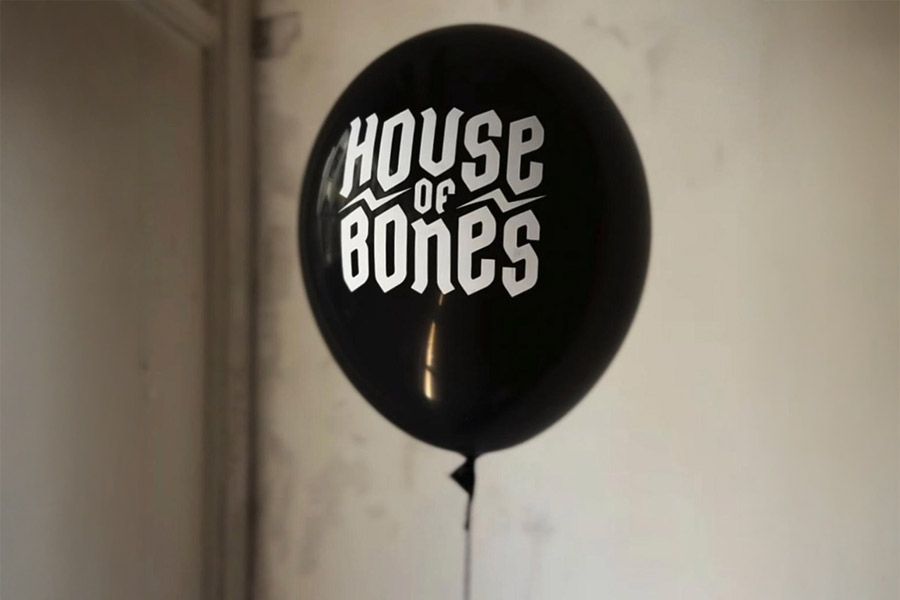 zwarte pastel ballon voor House Of Bones